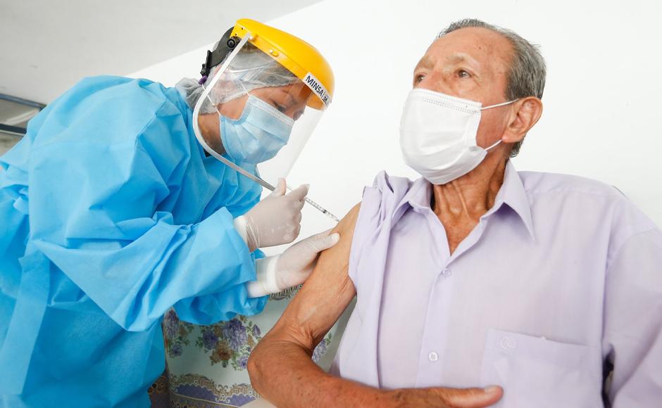 A los cuatro meses aplicarán dosis de refuerzo a mayores de 50 años