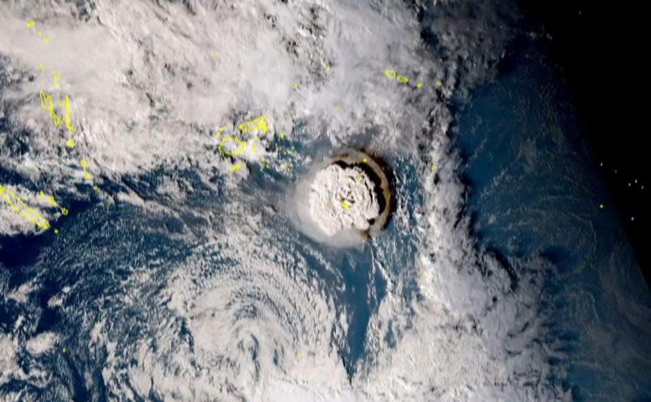 Una captura tomada de imágenes del satélite Himawari-8 de Japón y publicada por el Instituto Nacional de Información y Comunicaciones (Japón) muestra la erupción volcánica que provocó un tsunami en Tonga.