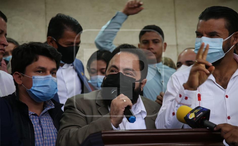 Luis Redondo dice que recibió llamada de Embajada de EEUU; convoca a legislatura