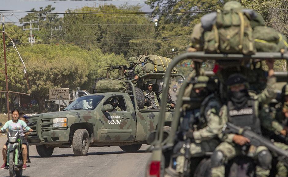Fuerzas especiales del Ejército Mexicano patrullan las calles de México.