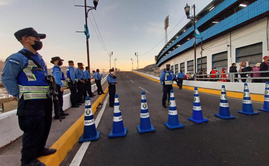 Dispositivos de seguridad instalados en las afueras del estadio Nacional.