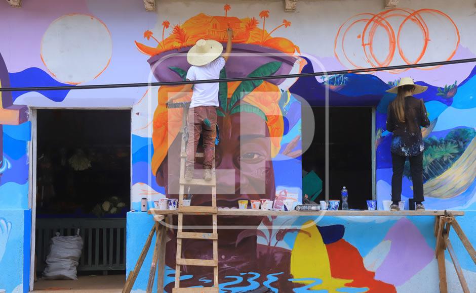 Artistas de todo el mundo plasman su arte en muros de la Arada, Santa Bárbara