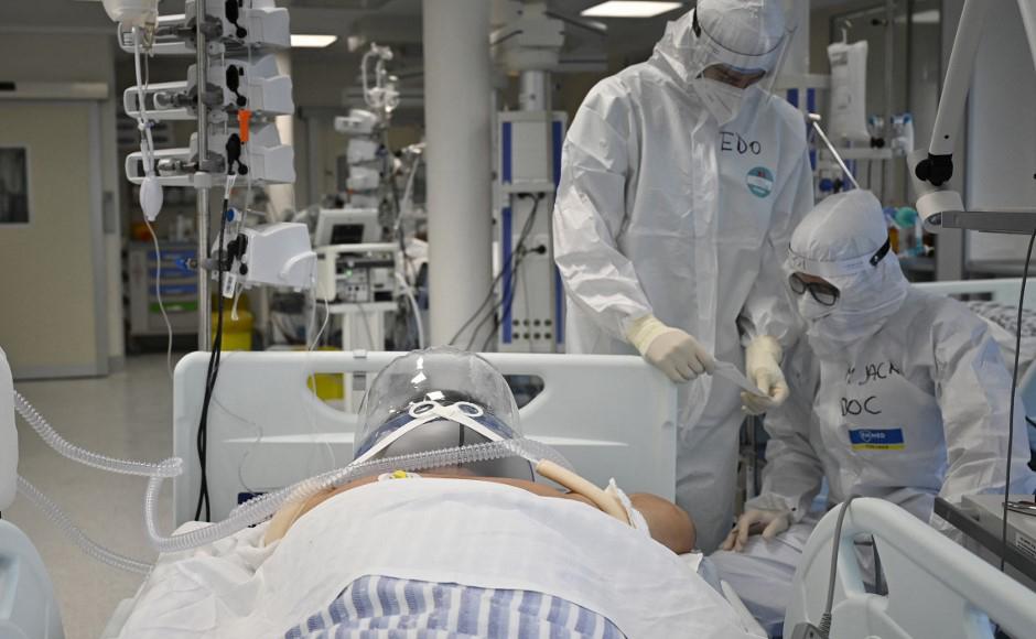 Los miembros del personal médico están cerca de un paciente utilizando una nueva tecnología no invasiva que puede reducir la necesidad de intubación en la unidad de cuidados intensivos, en el Instituto de Cardiología Clínica en Roma.