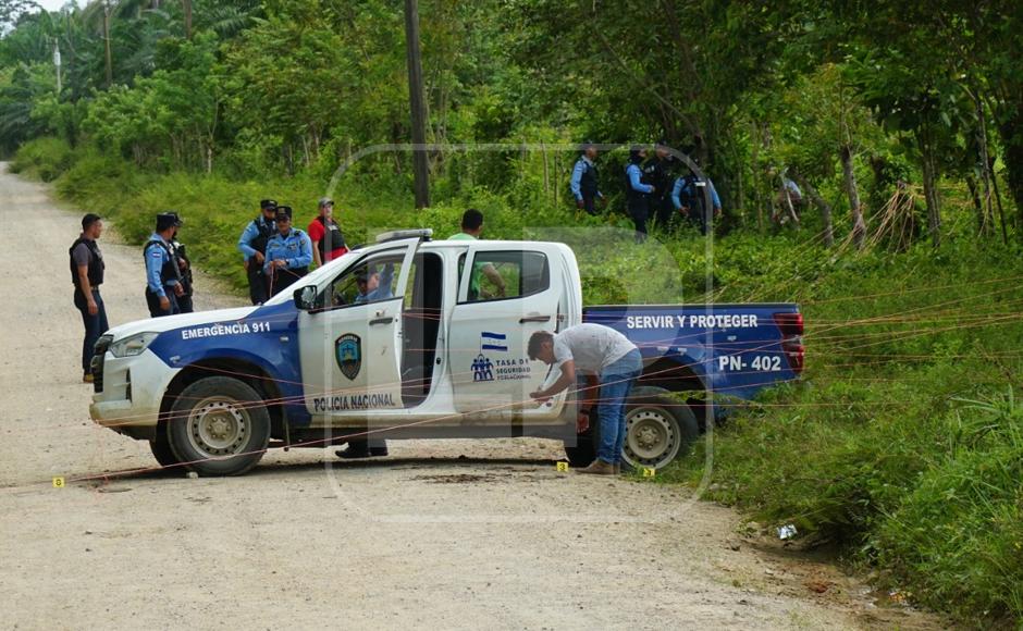 Los hombres armados en el pick up Tacoma rojo tomaron un desvío que conduce a las fincas de palma, pero, tras haber recorrido un kilómetro perdieron el control del carro, pues llevaban ponchada una llanta y el pick up quedó pegado a una cerca de alambres.