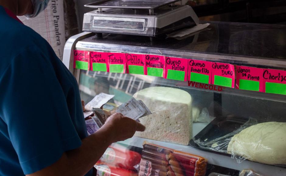 Venezuela elimina seis ceros a su moneda, disuelta por la hiperinflación