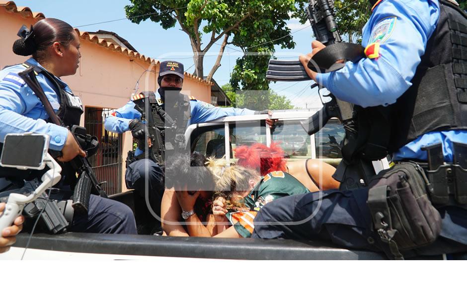 Los uniformados recorrieron todos los pasajes de la colonia La Unión, decomisaron varias armasde fuego. Fotos: La Prensa.