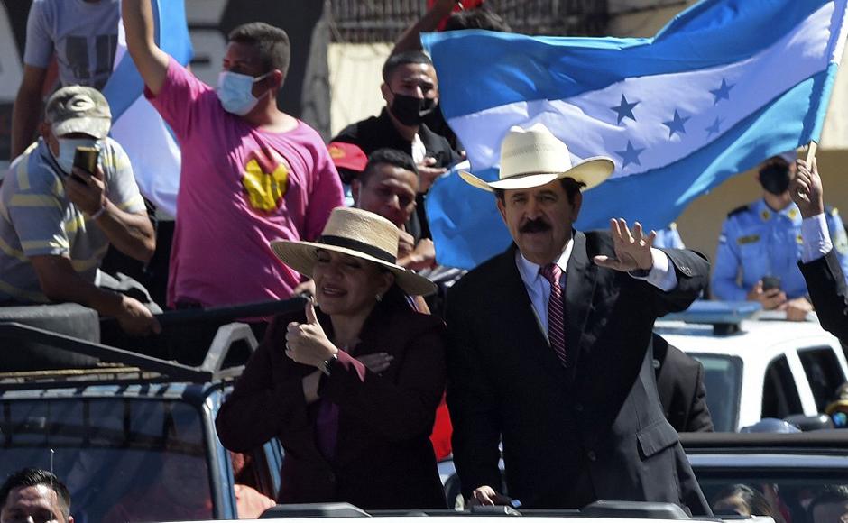 Xiomara Castro y Manuel Zelaya saludando a la multitud antes de llegar al estadio Nacional.