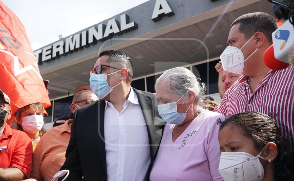 El nuevo edil de Quimistán acompañado de su familia en las afueras de la terminal aérea.