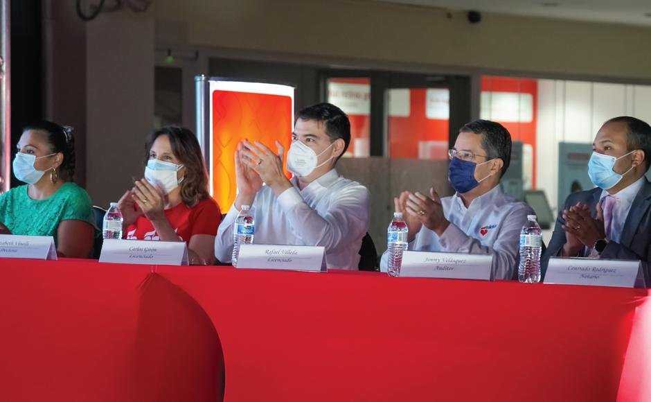 Abogada Yoly Luque de la Secretaría de Gobernación y Justicia; Dra. Elizabeth Vinelli, Fundación Teletón; Lic. Carlos Girón, VP Ejecutivo de Banca de Personas, Medios de Pago y Comunicaciones de Banco Atlántida; Lic. Rafael Villeda de Teletón y Jimmy Velázquez de Auditoría.