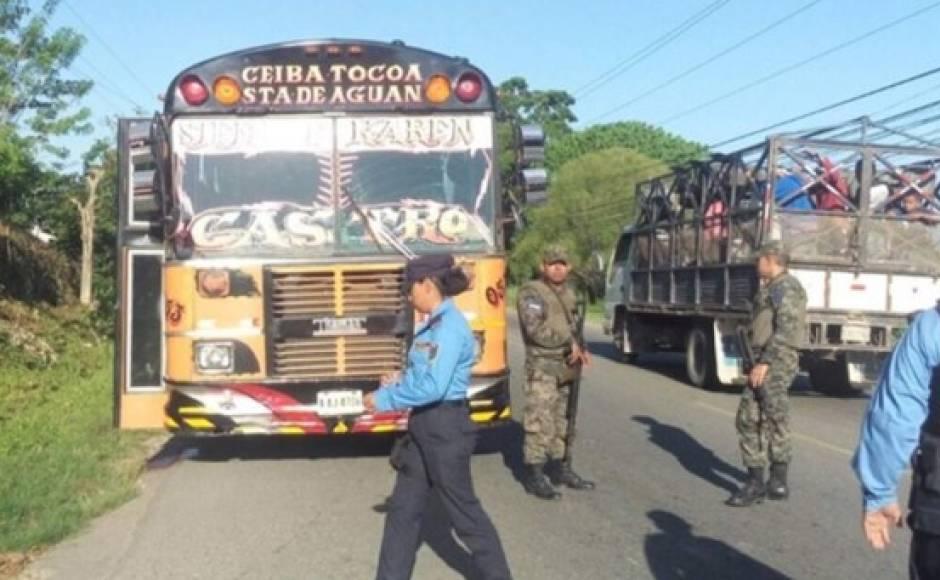 Los cuerpos del conductor y su ayudante quedaron dentro de este autobús.