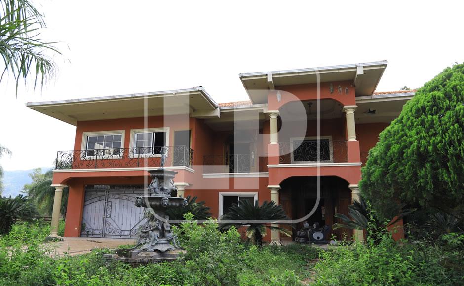 Un grupo de militares permanece en El Espíritu como responsables de la vigilancia de las casas abandonadas de la familia Valle Valle.