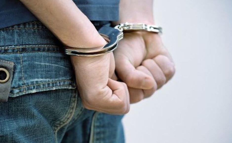 Detenido en España un adolescente por matar a su familia tras disputa por malas notas