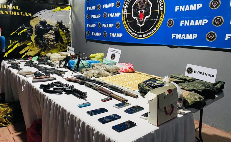 Arsenal encontrado en una vivienda donde estaban los pandilleros.