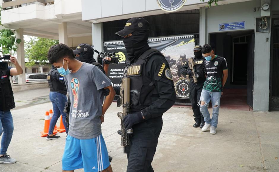 Siendo presentados en las instalaciones de la Fuerza Antimaras en San Pedro Sula.