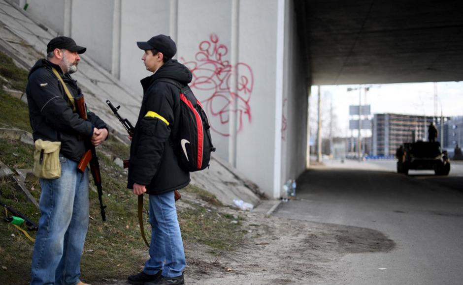 Voluntarios, con fusiles AK-47 protegen una carretera principal que conduce a KiEV.