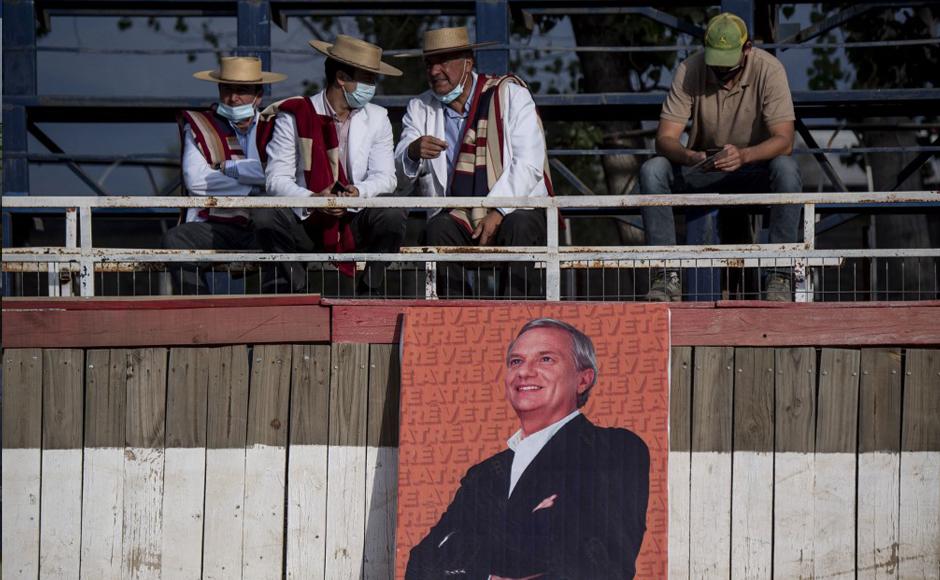 Partidario del candidato presidencial chileno José Antonio Kast, del Partido Republicano, participa en un mitin en San Fernando.