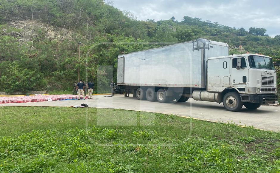 En este camión se transportaban los sacos conteniendo la droga.