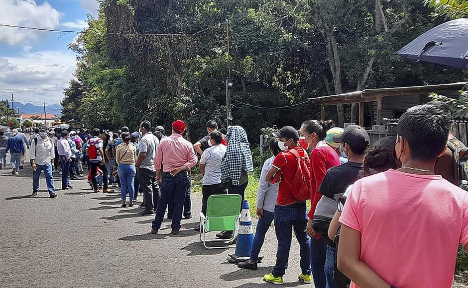 Hondureños y nicaragüenses en Guasaule, frontera entre los dos países.