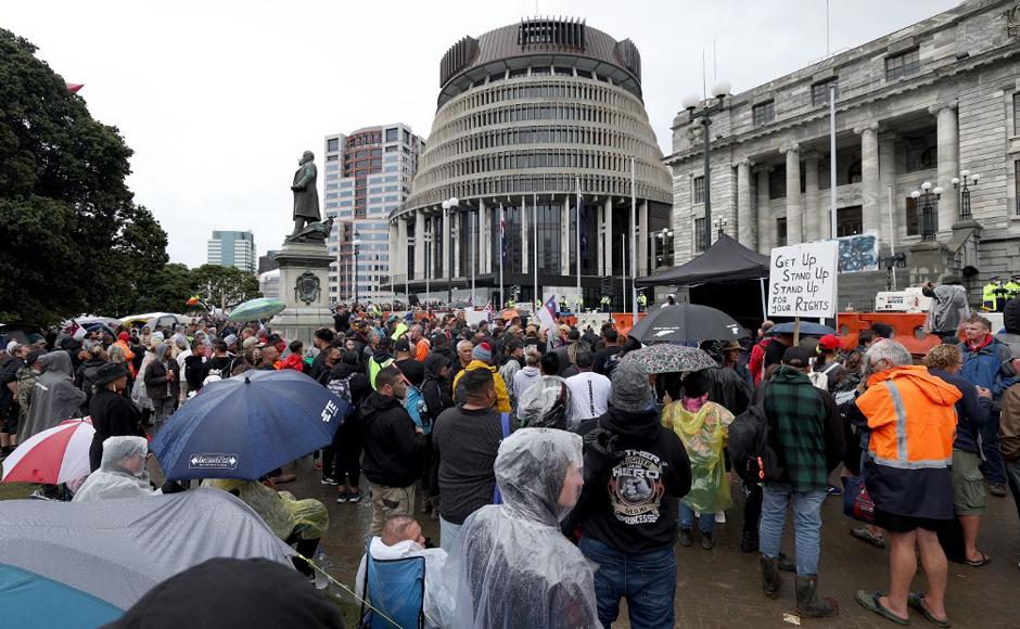 Los manifestantes llenan los terrenos del Parlamento en el quinto día de manifestaciones contra las restricciones de covid-19 en Wellington, inspirados en una manifestación similar en Canadá.