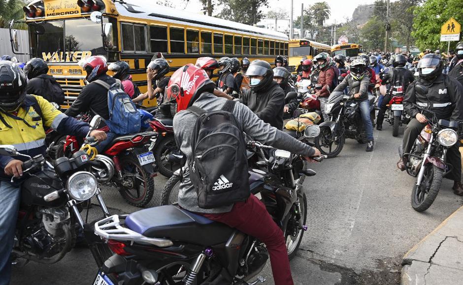 Motociclistas esperando pasar ante el paro realizado por los transportistas.