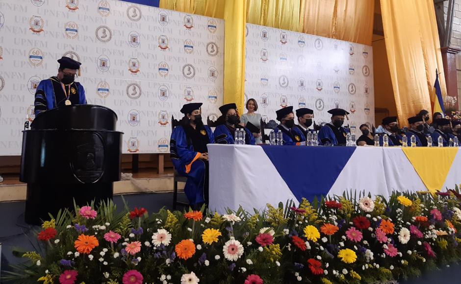 Autoridades de la Universidad Pedagógica durante una de las ceremonias de graduación.