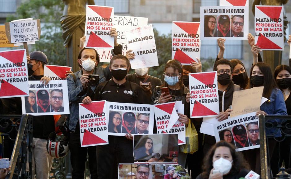 Un grupo de periodistas sostiene carteles que dicen “el asesinato de periodistas no mata la verdad”, durante una manifestación contra la violencia contra los periodistas.
