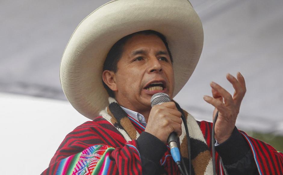 Presidente de Perú evita juicio político de destitución