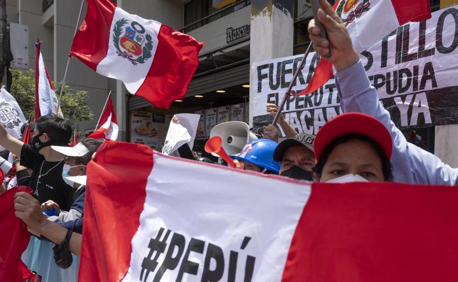 La gente se manifiesta contra el presidente peruano Pedro Castillo frente al Congreso en Lima.