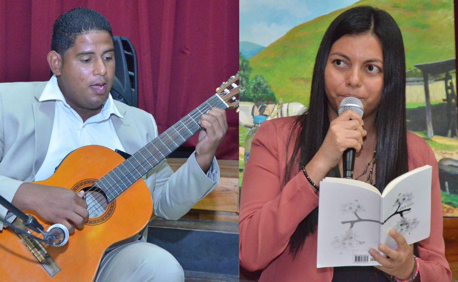 Dania Euceda leyendo sus poemas mientras el conocido músico Abner Palau Chirinos ejecutaba su guitarra al son de las letras.
