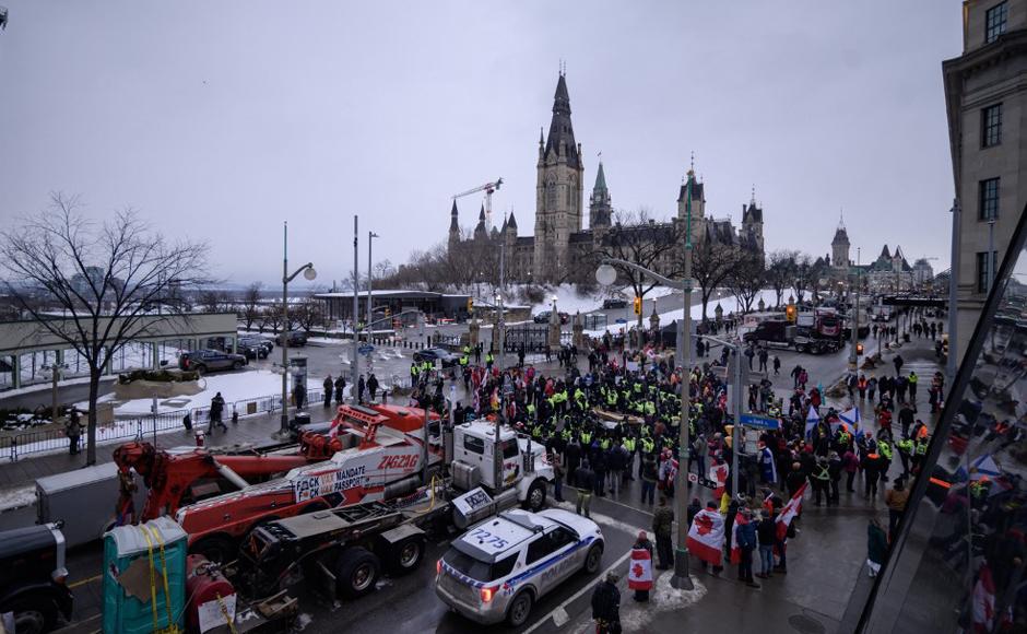 Manifestantes se resisten a desalojar paso fronterizo clave entre Canadá y EEUU