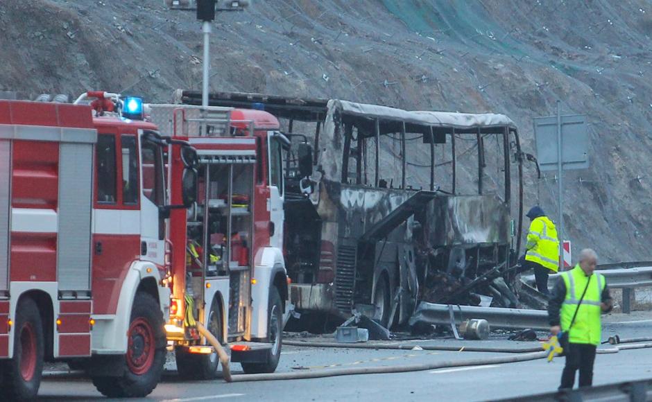 Funcionarios trabajan en el lugar del accidente de autobús, en el que al menos 46 personas murieron después de que se incendiara.