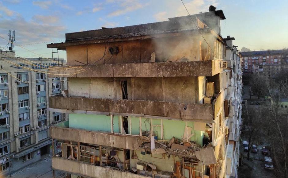 Esta foto muestra un edificio residencial dañado por los bombardeos en Kiev.