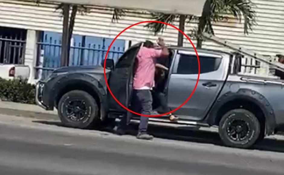 Momento en que el hombre agrede a su esposa a la altura de la colonia Satélite.