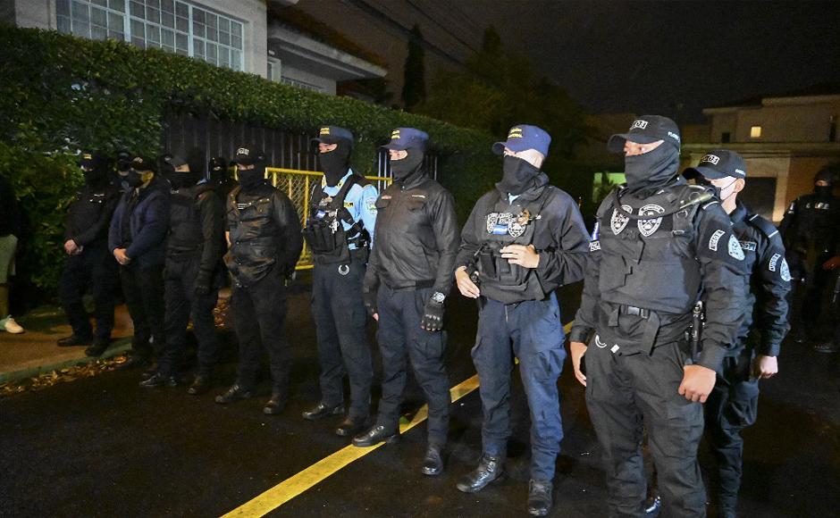 Miembros de las fuerzas especiales de la Policía frente a la casa del expresidente hondureño Juan Orlando Hernández.