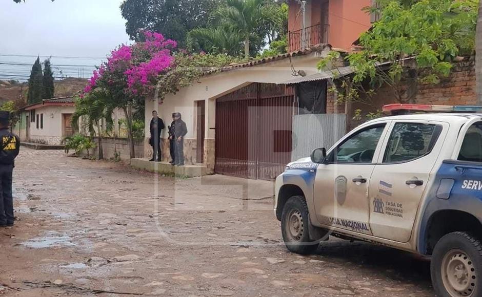 Policías resguardan propiedades de Juan Orlando Hernández ante posibles saqueos