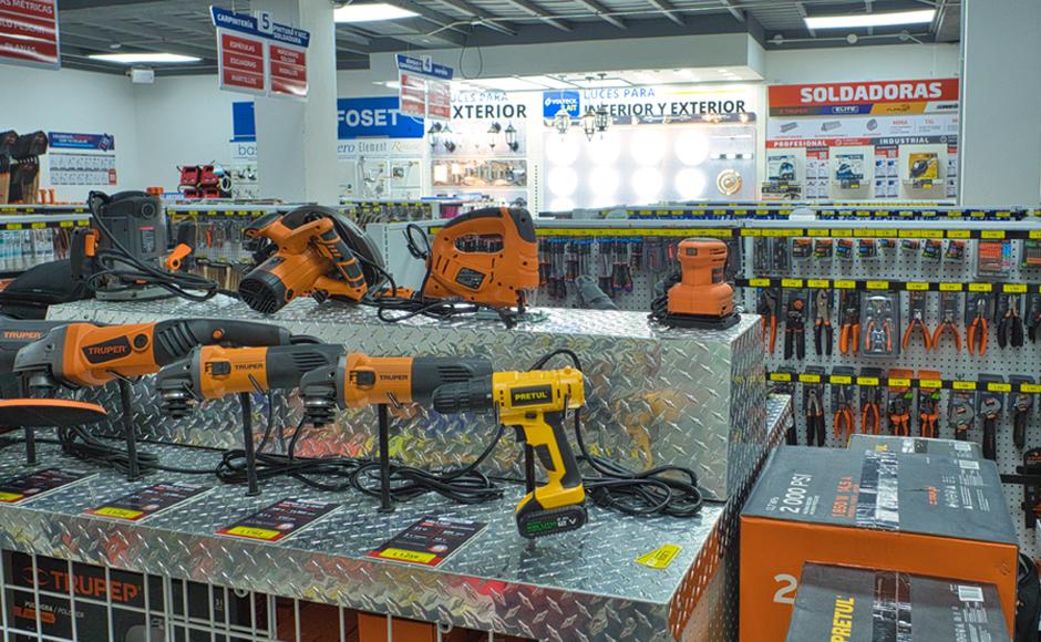 El producto está organizado por categorías, en espacios rotulados, limpios e iluminados, en donde el cliente fácilmente puede identificar el producto que está necesitando.