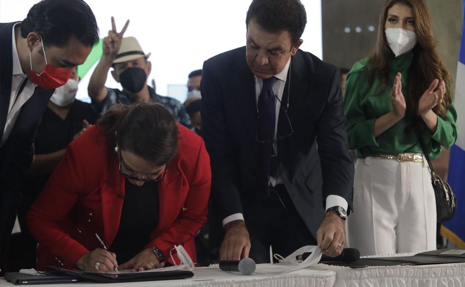 Xiomara Castro y Salvador Nasralla firmando la alianza presidencial.