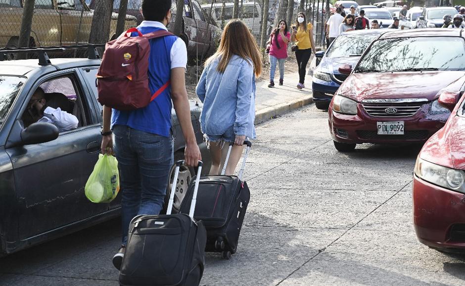 Viajeros caminando debido a la paralización del transporte público.
