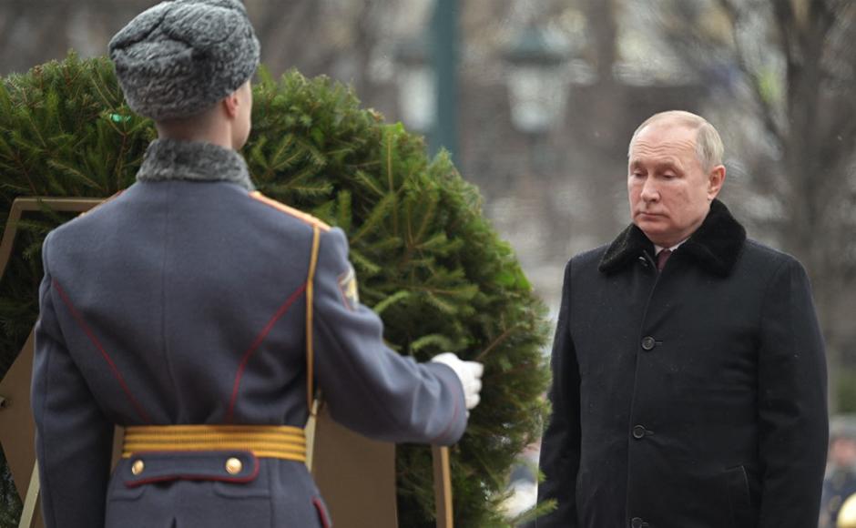 El presidente ruso Vladimir Putin asiste a una ceremonia de colocación de una ofrenda floral en la Tumba del Soldado Desconocido junto al muro del Kremlin para conmemorar el Día del Defensor de la Patria en Moscú.