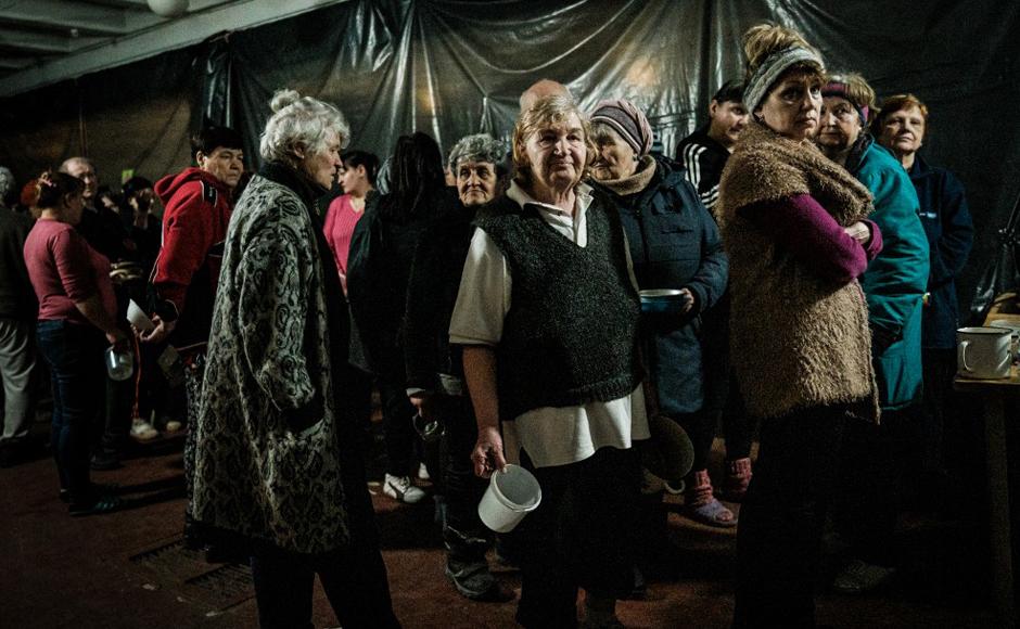 Las personas desplazadas internamente esperan la distribución de alimentos en un búnker de una fábrica en Severodonetsk, al este de Ucrania.