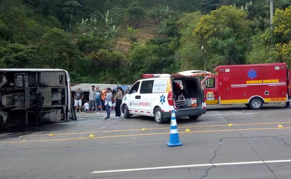 Cuatro heridos deja volcamiento de bus interurbano en Comayagua