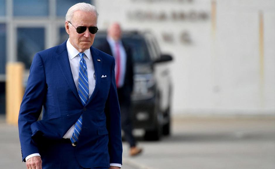 El presidente de los Estados Unidos, Joe Biden, se acerca para hablar con miembros de los medios de comunicación.