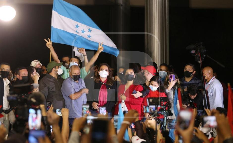Xiomara Castro llegó más temprano a la vigilia sostenida en los bajos del Congreso Nacional.