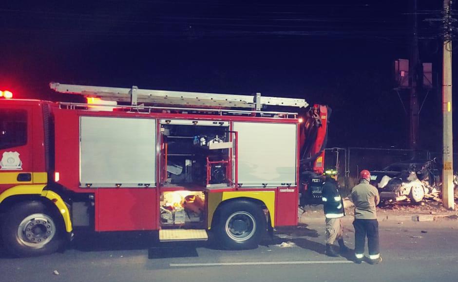 Los bomberos rescataron con vida al acompañante.