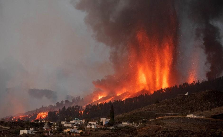 Lava del volcán en Canarias destruye un centenar de casas y obliga a evacuar a 5,000 personas