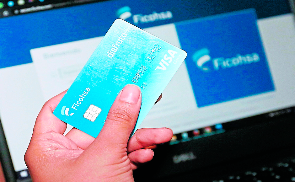 Mujeres usan cada día más la banca digital