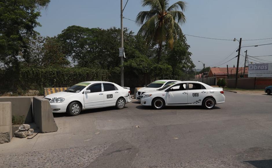 Taxistas pusieron sus unidades en las entradas y salidas para evitar la circulación.