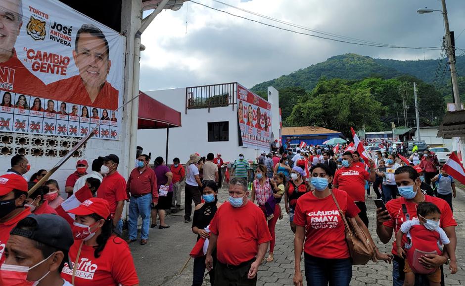 Seguidores con banderas del Partido Liberal llegando al cierre de campaña.