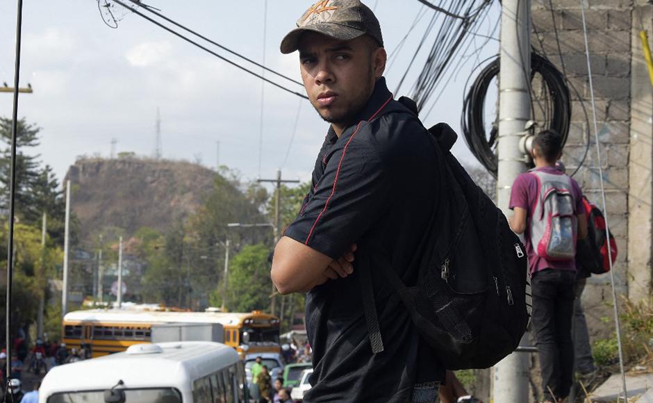 Miles de hondureños tuvieron que llegar a pie a sus destinos al ser sorprendidos con el paro de transporte.