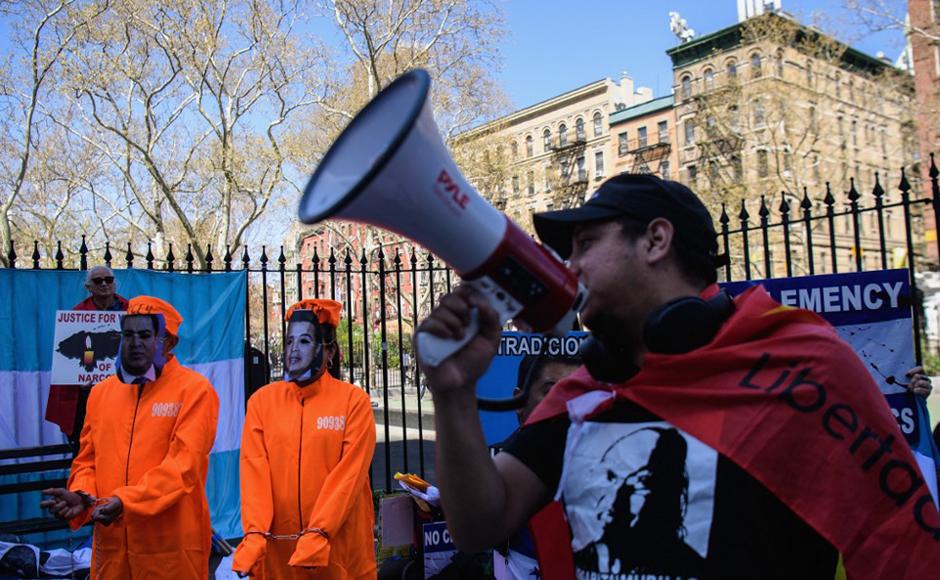 Los opositores hondureños al expresidente Juan Orlando Hernández protestaron frente a la corte federal en Manhattan.